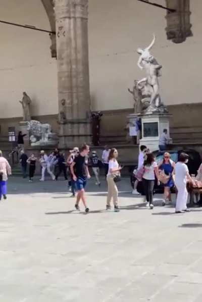 Horse freakout because of heat, Florence.