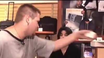 Star-struck fan gives his sunglasses to Michael Jackson 😂😂