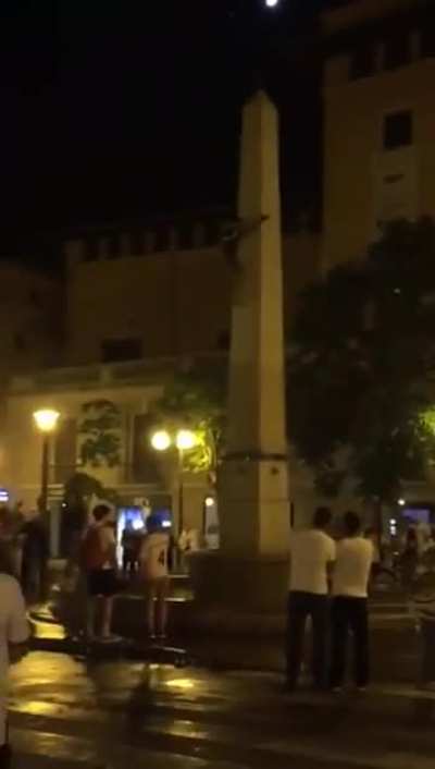 Man breaks his spine falling off a monument