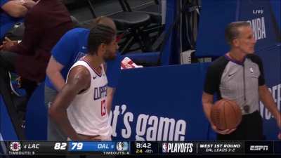 [Highlight] Refs are oblivious that Paul George is out of bounds