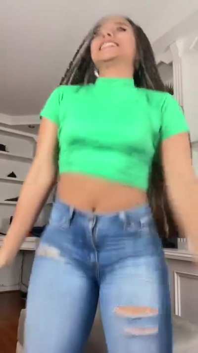 Cutie booty (@ilo<wbr>vesmi<wbr>lingg<wbr>g)