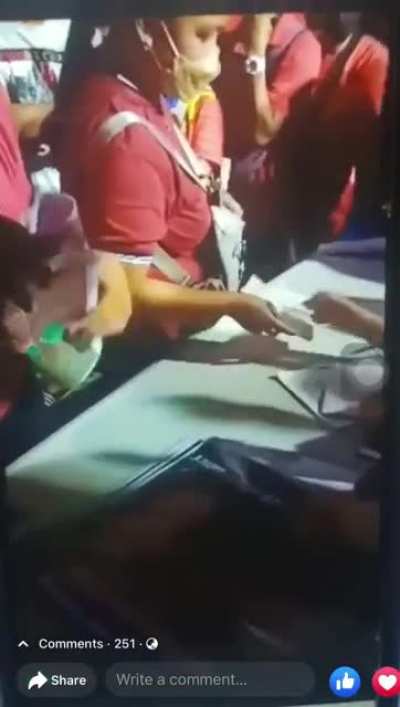 Tama lang yan. Dapat talaga bayad kayo kung pumapayag kayong ganito kababa tingin ng kandidato niyo sa inyo. Kesa yung nagpapakatanga kayo for free.