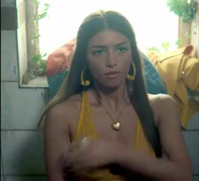Mimi Keene's huge natural plots in Sex Education
