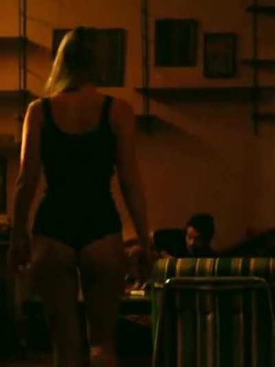 Jennifer Lawrence' booty.