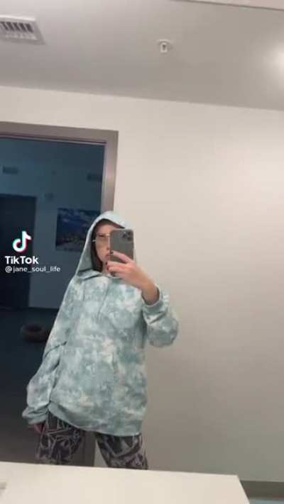 this is one sexy girl 😍