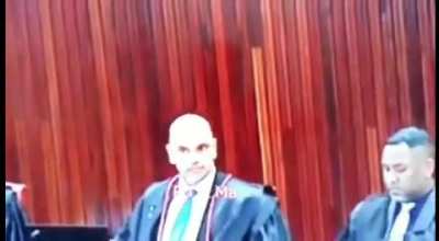Absurdo: Iluministro militante faz gesto intimidatório para colega ministra do TSE, após ela mostrar que não houve proibição de presidentes fazerem campanha usando o palácio da alvorada. Já passou de todos os limites!!⚔️🇧🇷⚔️
