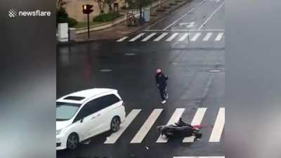 Accident doesn’t matter, but a wet sock no, no, no... Not today...