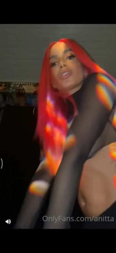 Anitta pagando peitinho