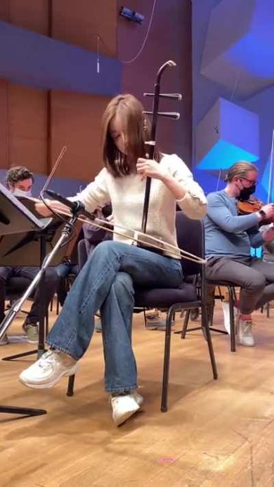 Yiwen Lu playing the Erhu instrument