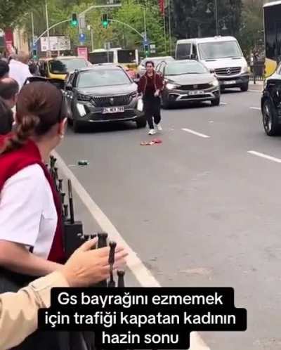 Fanatizm neden kötüdür: Galatasaray bayrağını ezmemek için arabadan inip bayrağı almaya çalışan kadına cam şişe fırlatıldı.