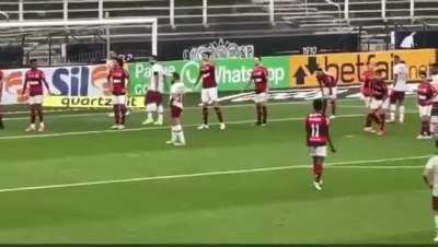 A impressionante vontade de Vitinho para jogar futebol.
