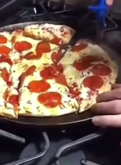 Eating pizza tn