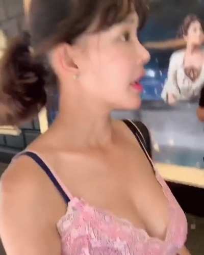 Insta vid - sexy cleavage 2