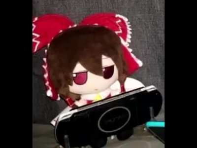 Reimu jugando psp