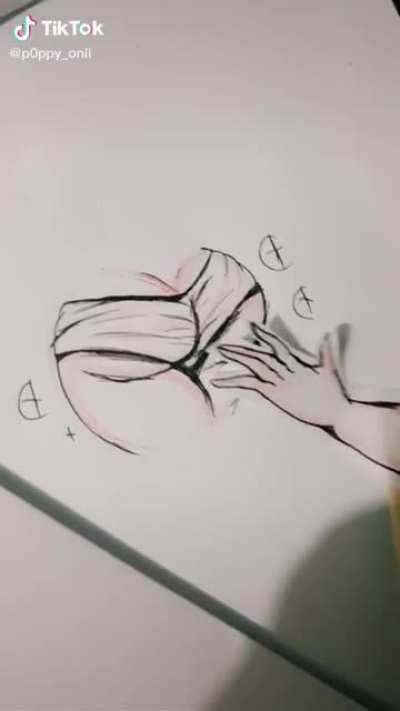 Meu Deus isso é uma pouca vergonha fica batendo na mão dos outros sem motivo aparente ele só ia arrumar o short dela