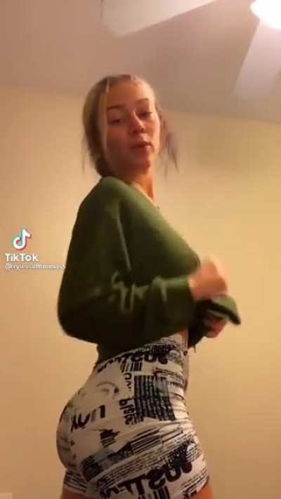Holy fuckkkkk 😩