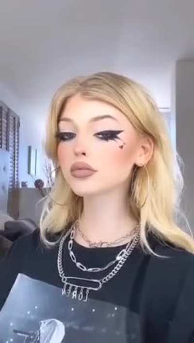 E-girl Loren, love this look. 😍