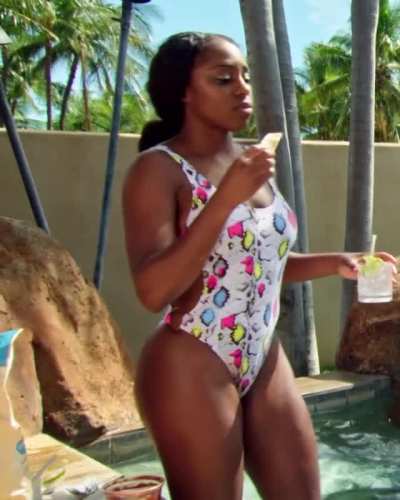 Naomi’s insane side profile + huge ass