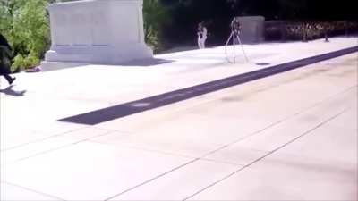 Guard of “ The Tomb of The Unknown Soldier” catches an idiot disrespecting the tomb.