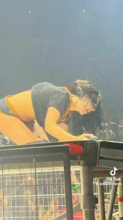 Omgggg she’s such a freak holy shit
