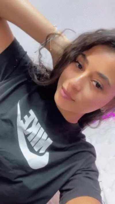 Such a slut that I'll DM a vid of me squirting all over my face to whoever drops a ❤️
