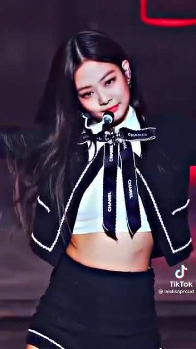 Jennie version of perfect body and perfect smile .🤘😇🥟