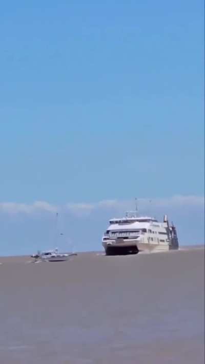 Velero haciendo maniobras peligrosas frente a un ferry de Colonia Express