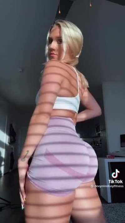 The way she bounces it...