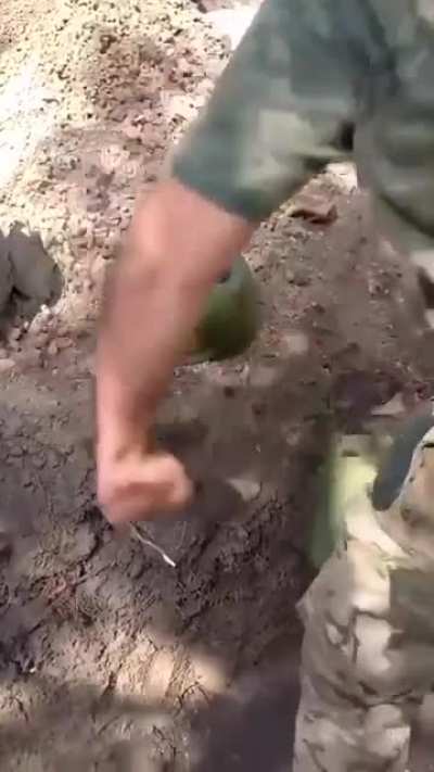 Ukrainian soldiers test the Russian 6B47 helmet with their fists