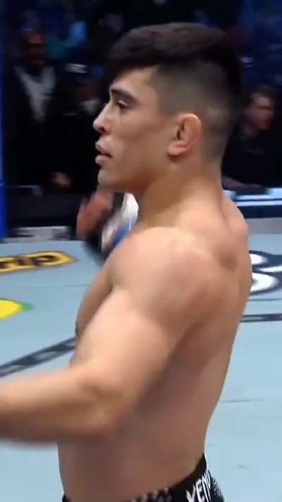 Kevin Vallejos ganando en el UFC las vegas 144