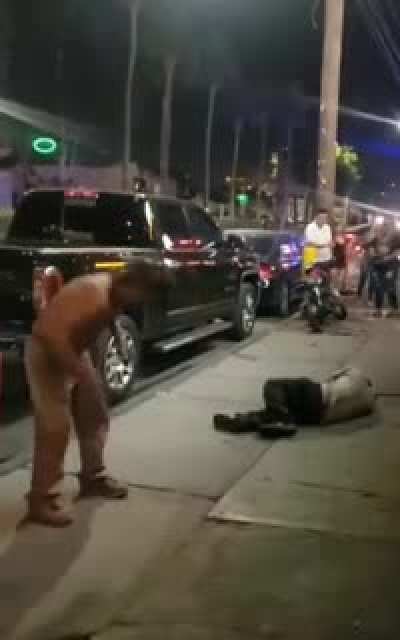 Bum fight flexin!