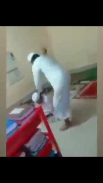 Siktiğmin barbar m*slümanı çocuğu 5 vakit namaz kılmadı diye dövüyor