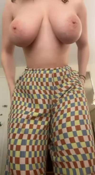 5’1 with some huge natural titties [drop]