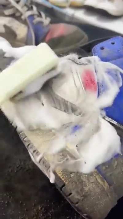 Very satisfying cleaning trick🔥