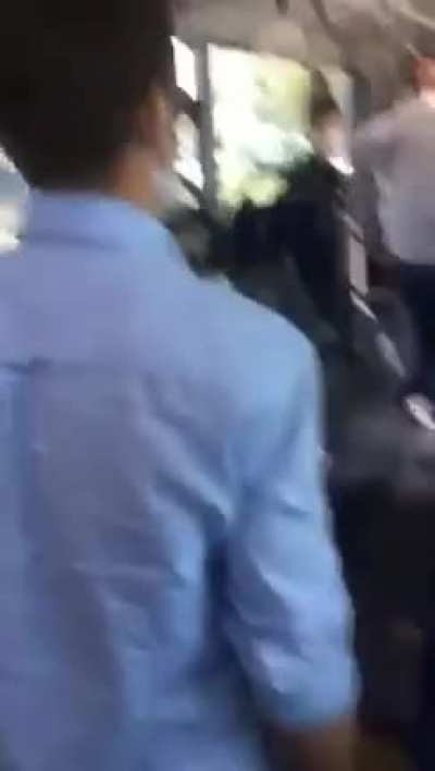 METROBÜSTE BAĞIRA BAĞIRA EZAN OKUYUP NAMAZ KILMAYA BAŞLADI Tımarhane'deyiz artık