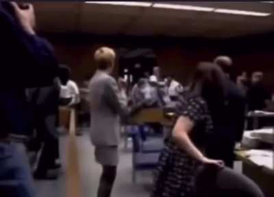 Son brutally attacks mother’s killer in courtroom (1998)