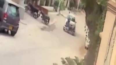Criminals trying to stop a car in Pakistan