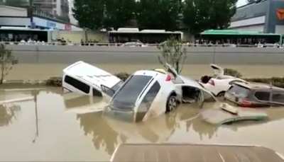 A 4km, 6-lane tunnel in China packed with vehicles is completely flooded. Netizens fear thousands of deaths, 2021