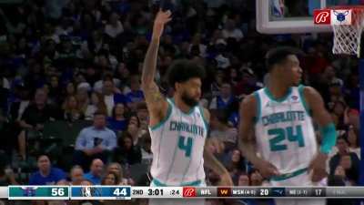 [Highlight] Nick Richards runs a moderately fast break for a layup in the second quarter and the Hornets commentator absolutely loses his mind