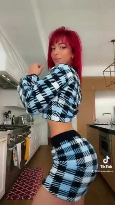 She knows how to work that ass