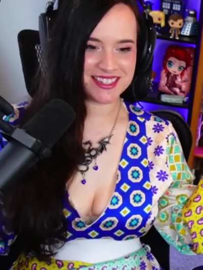 bunnytailsREACTS shaking those boobies