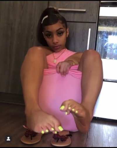 Gotta love a pretty feet black woman<wbr>😩😍😍