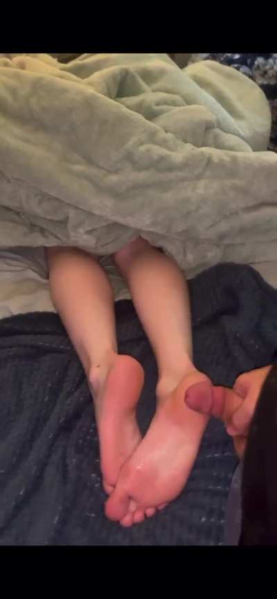 Rubbing my cock on her soles while she ignores