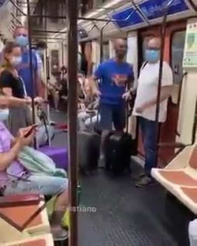 Respeitando o distanciamento social.