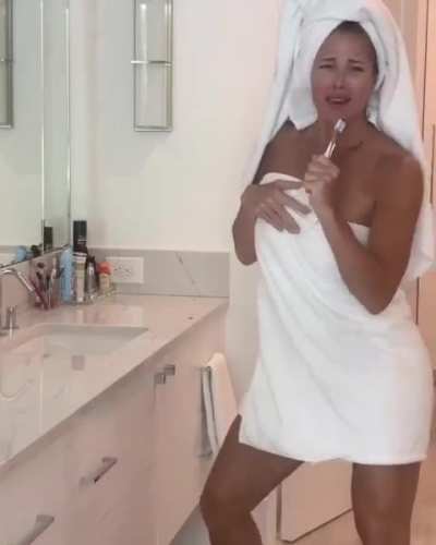 Torrie Wilson 🚿🎤