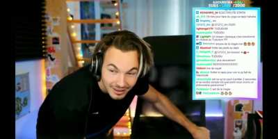 french streamer trying to figure out why his chair disconects his keyboard