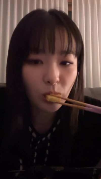 Seulgi eating 
