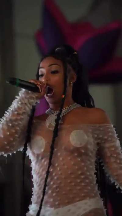 On stage @shenseea