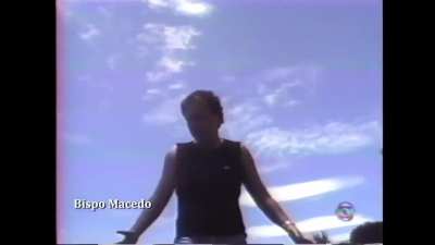 Edir Macedo, líder religioso e fundador da Igreja Universal do Reino de Deus (IURD). Em 1995, foi gravado ensinando as 