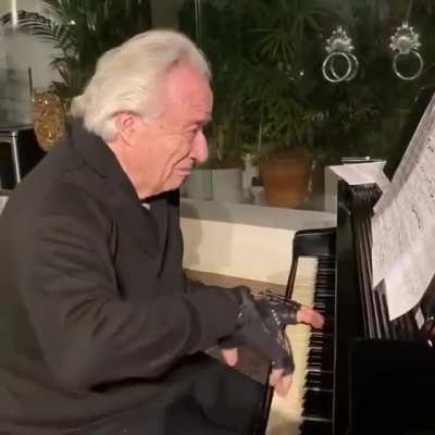 The Brazilian Pianist, João Carlos Martins that lost ability in his hands for more than 20 years. ⁠At the end of last year he was provided with the pair of neoprene-covered bionic gloves by Ubiratan Bizarro Costa.⁠